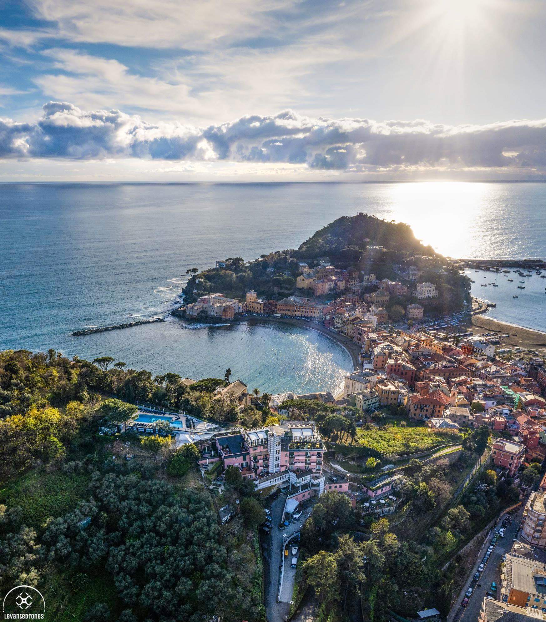 Illustrazione del campeggio tra verde mediterraneo e mare in Liguria